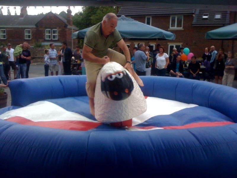 A rider gripping the sheep handle, leaning forward as he tries to stay on